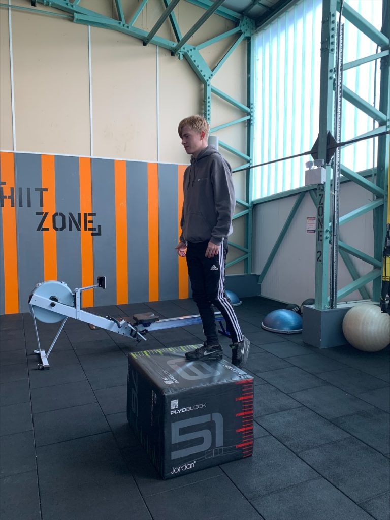 Alternating step ups using the plyo box